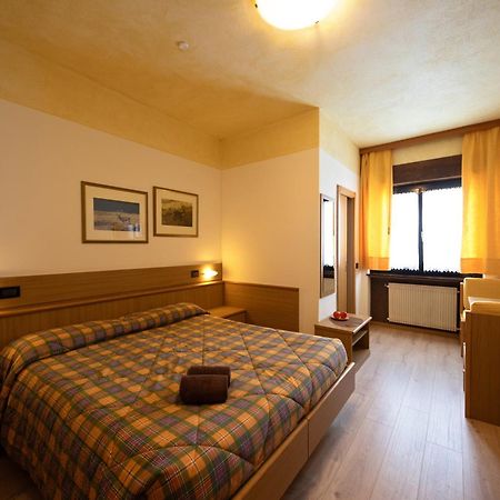 Albergo Venezia Passo Rolle Buitenkant foto