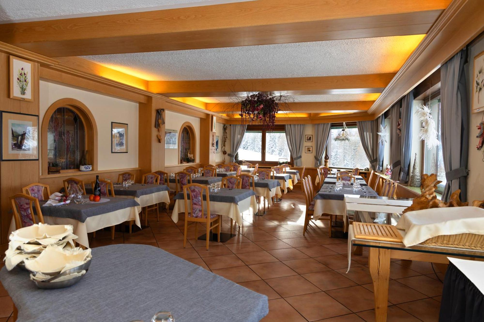Albergo Venezia Passo Rolle Buitenkant foto