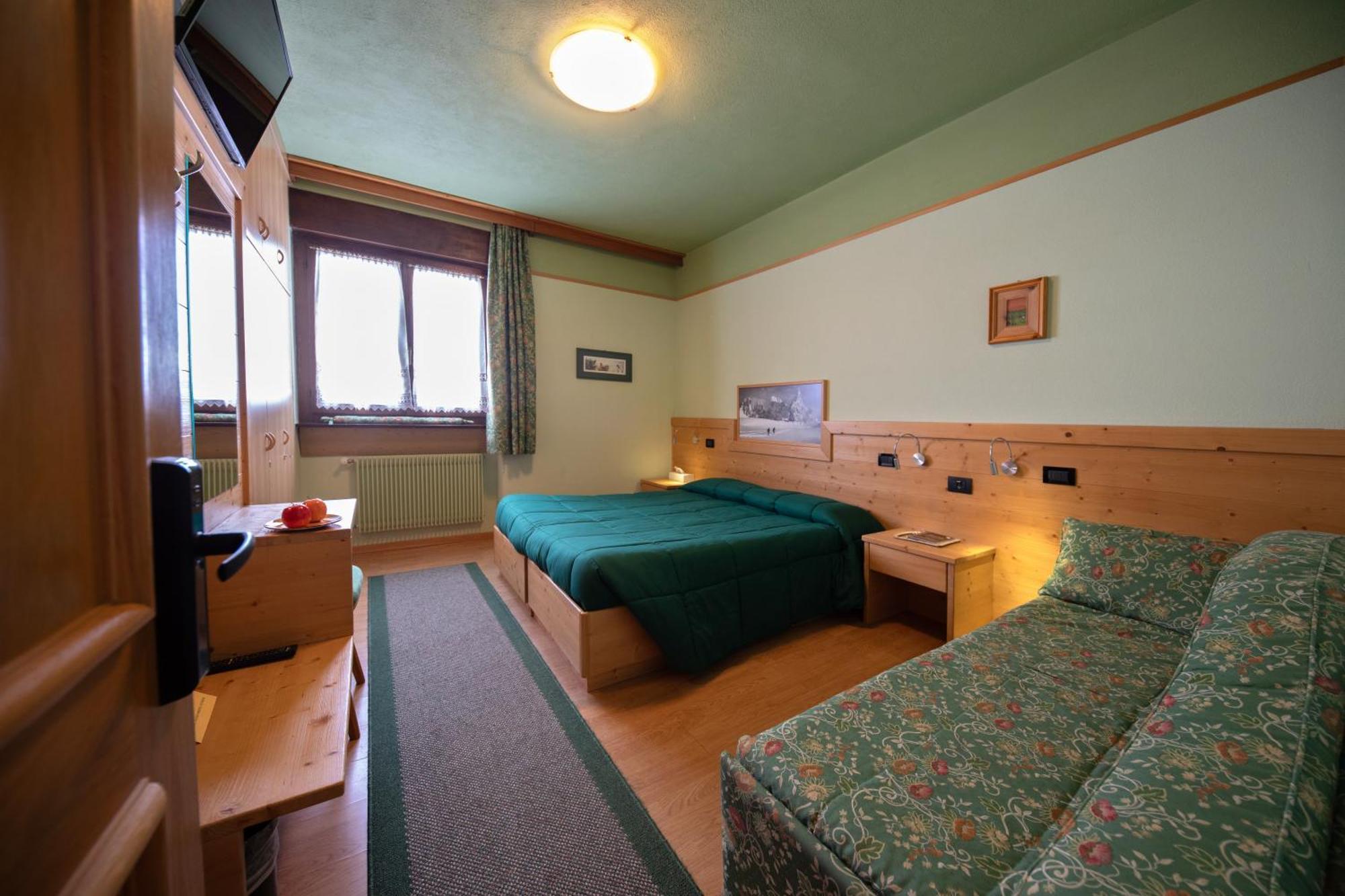 Albergo Venezia Passo Rolle Buitenkant foto