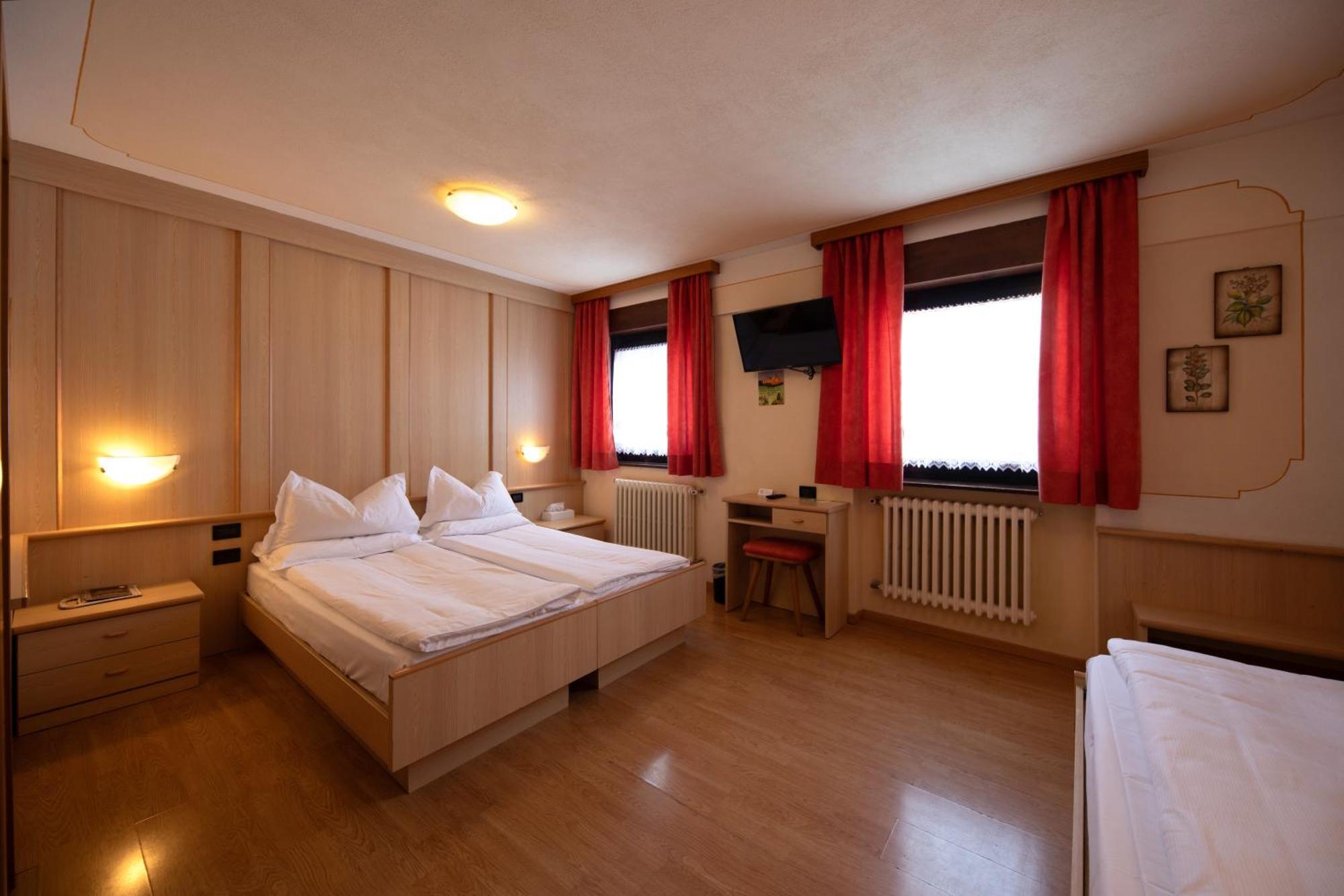 Albergo Venezia Passo Rolle Buitenkant foto