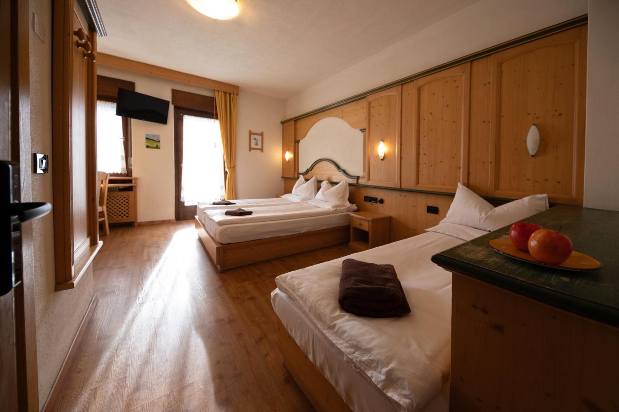 Albergo Venezia Passo Rolle Buitenkant foto