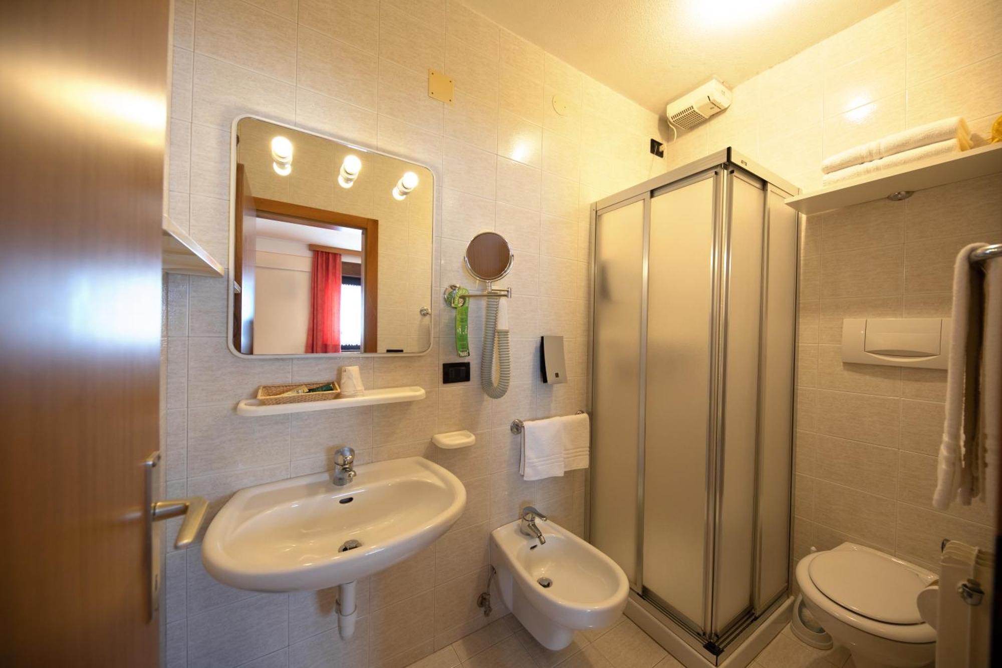 Albergo Venezia Passo Rolle Buitenkant foto