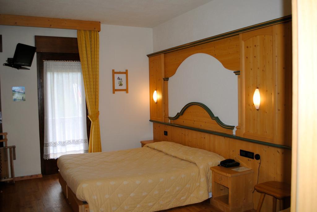 Albergo Venezia Passo Rolle Buitenkant foto
