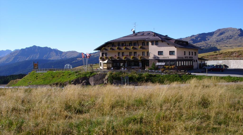 Albergo Venezia Passo Rolle Buitenkant foto