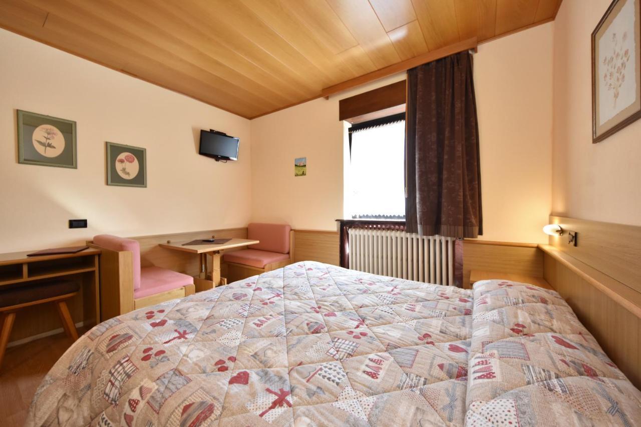 Albergo Venezia Passo Rolle Buitenkant foto